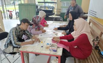 Masyarakat melakukan pendaftaran PTPS di Panwascam, Kamis (4/1) / Foto: Humas Bawaslu Salatiga