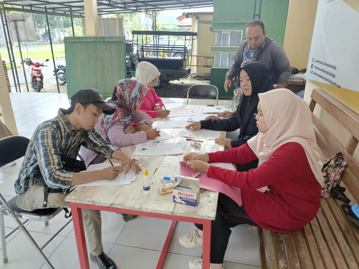 Masyarakat melakukan pendaftaran PTPS di Panwascam, Kamis (4/1) / Foto: Humas Bawaslu Salatiga