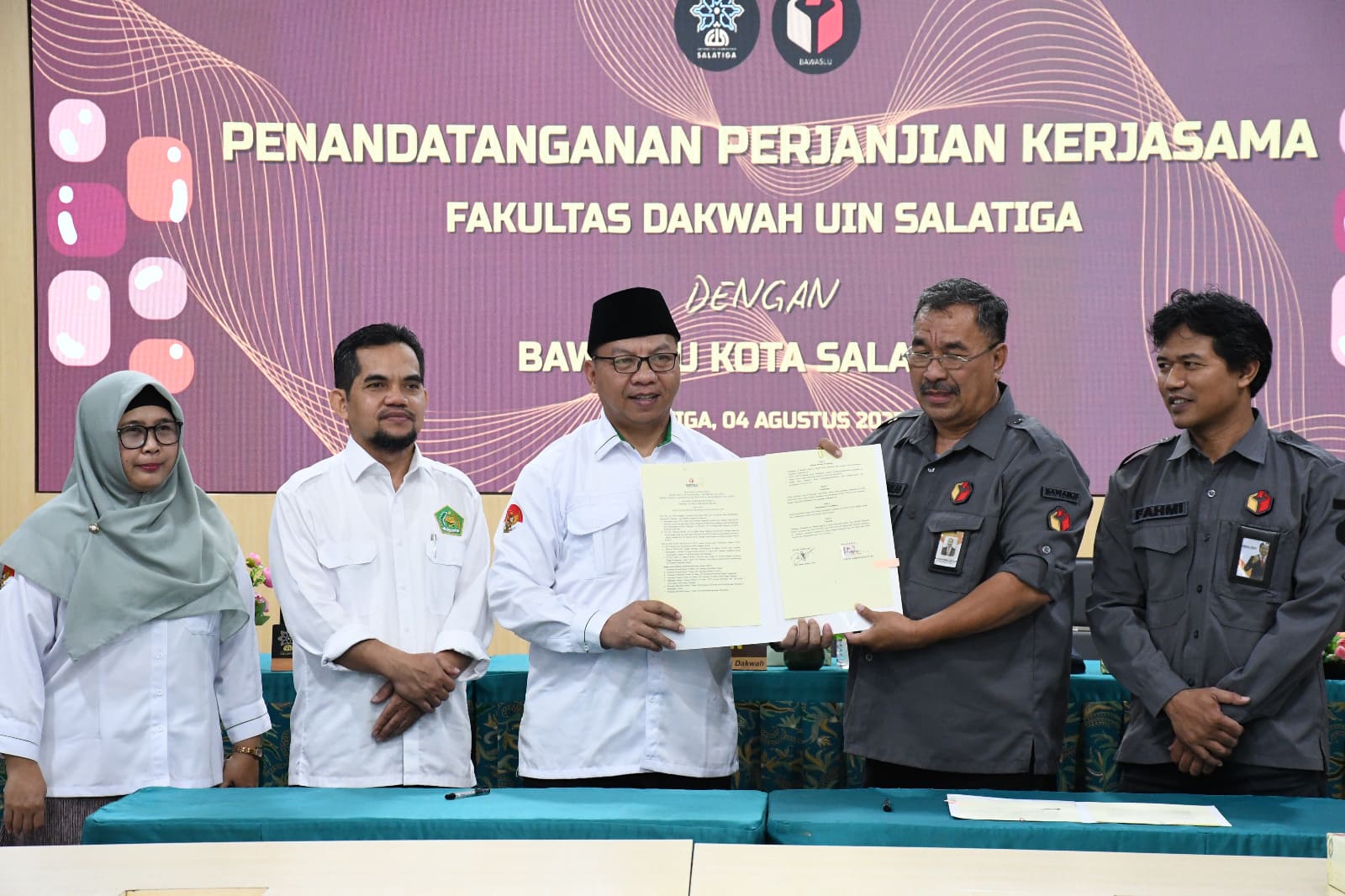 penandatangan MoU Bawaslu dan Fakultas Dakwah UIN
