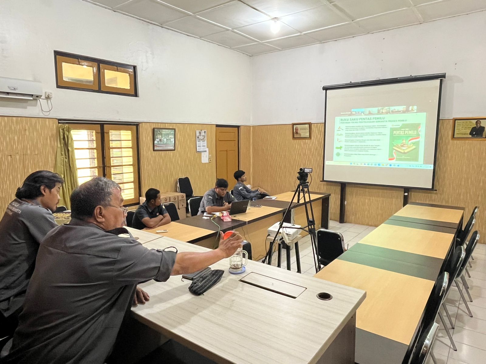 peluncuran buku saku